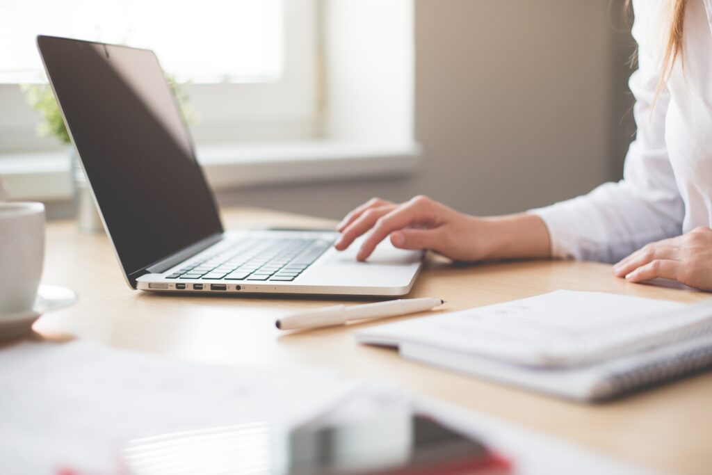 A woman working on a guest blogging outreach template.